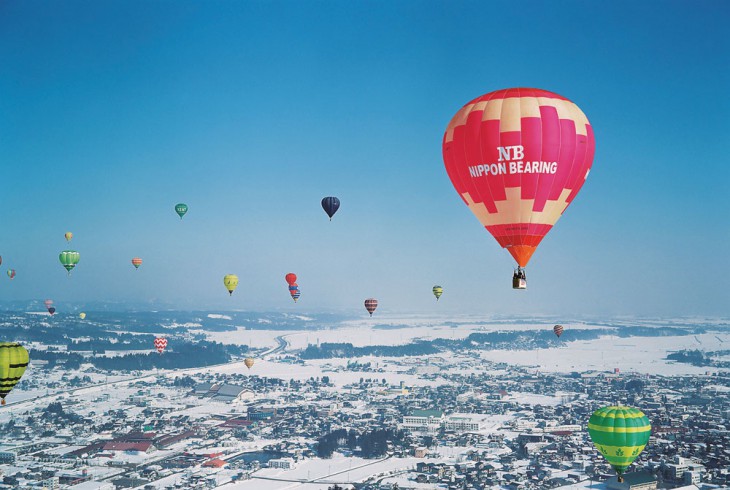 冬の小千谷を舞台に、色とりどりの気球が空に浮かびます。 写真提供：小千谷観光協会