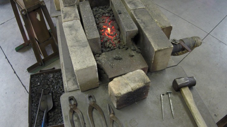 和釘製作体験に使う炉です。コークスを燃やして、下から風を送り込んで温度を上げています。だいたい1500℃ぐらいまで加熱するそうです。